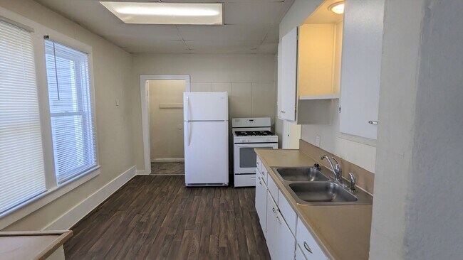Foto del edificio - 247 W. Southern. large 2 bedroom house