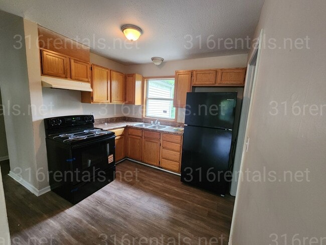 Building Photo - $1075 - 3 bedroom / 1 bathroom - Single Fa...