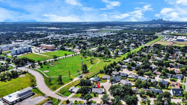 Building Photo - 530 Westshire Dr