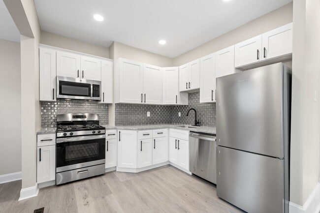 Stunning 2 bedroom home in North Side available Feb 1! - Stunning 2 bedroom home in North Side available Feb 1!