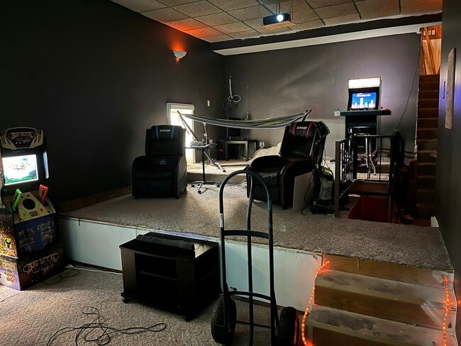 Building Photo - 220 W 7th Ave