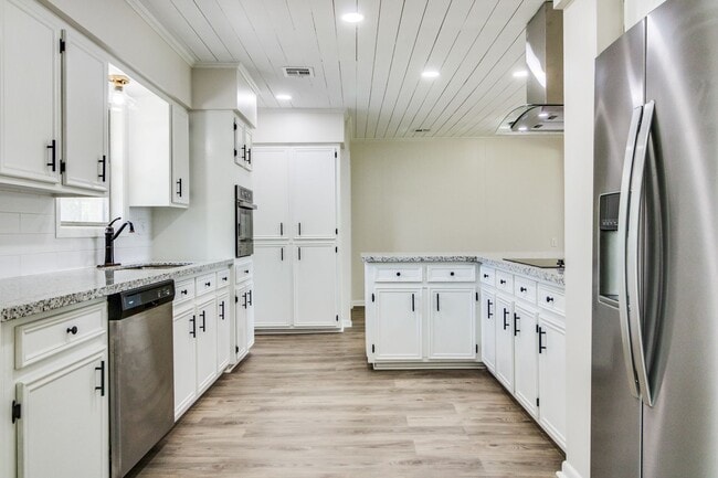 Building Photo - 3 Bed/3 Bath House