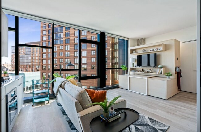 Foto del edificio - 731 N Milwaukee Ave