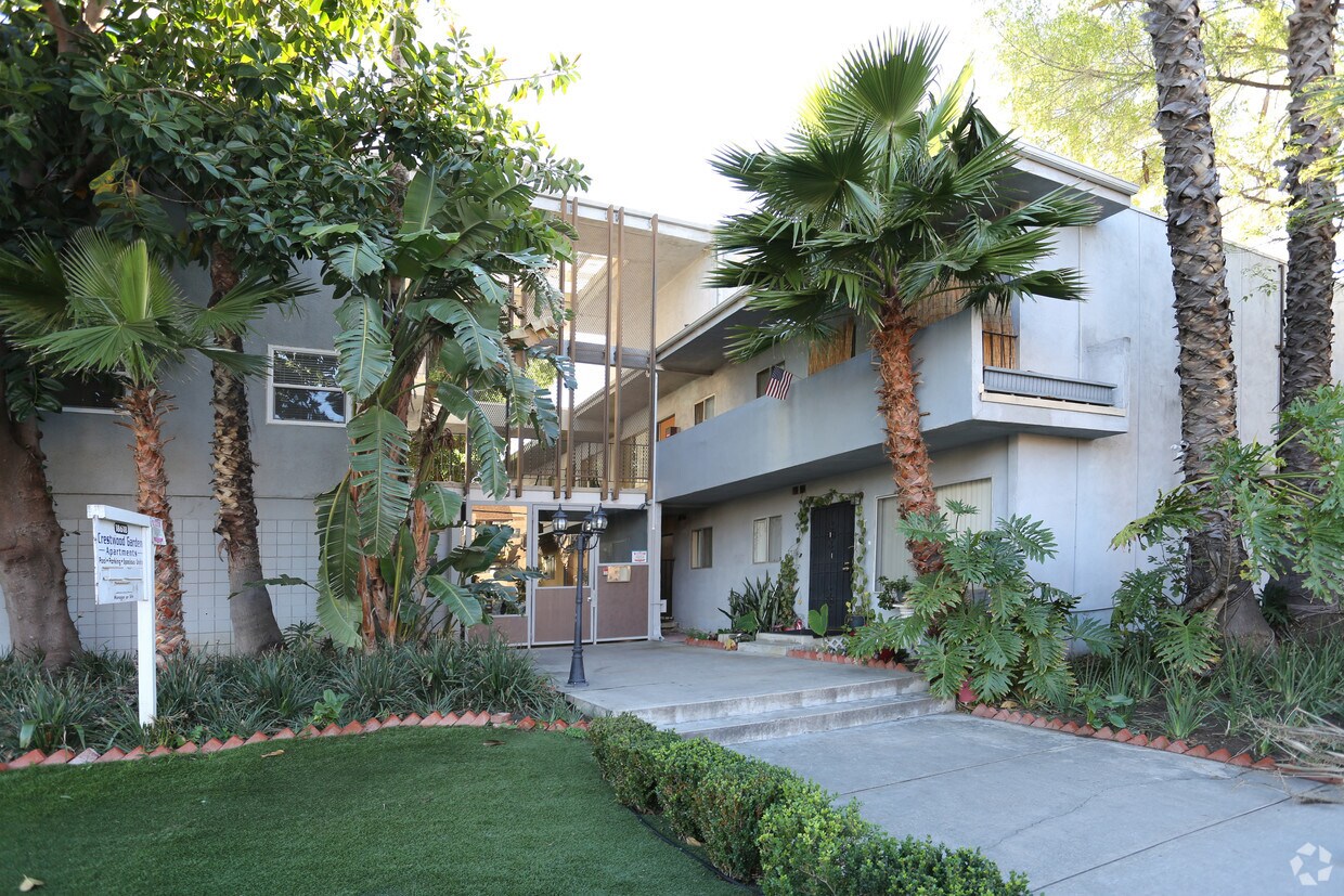 Crestwood Garden Apartments in Tarzana, CA
