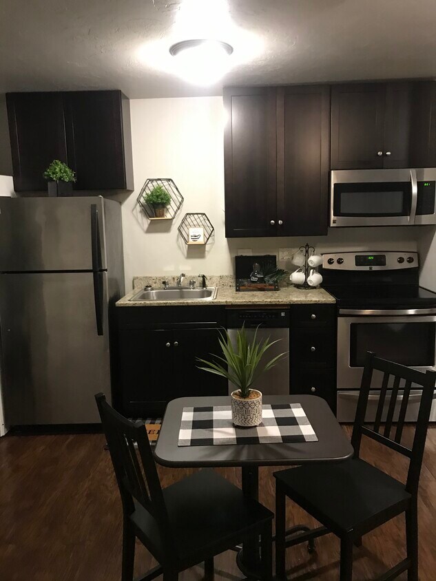 Foto principal - 816 W 4th Ave