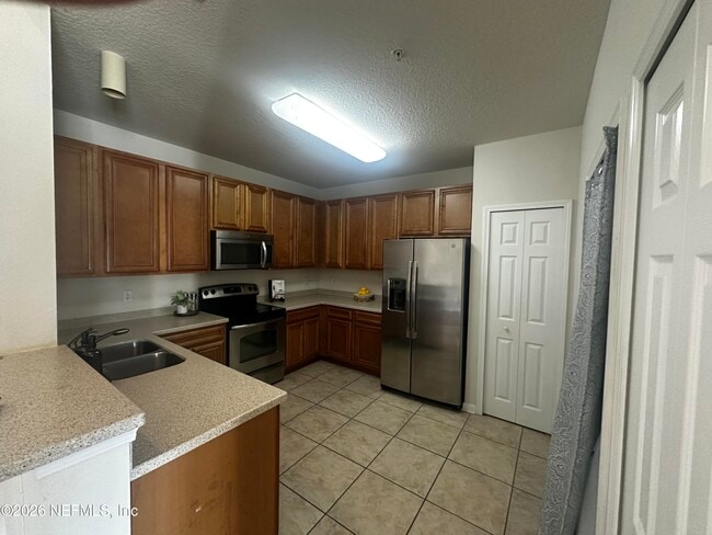 Building Photo - 8201 Green Parrot Rd