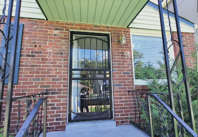 Building Photo - 3 bd/1 bth w/fenced yard. Close to all thi...