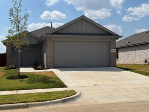 Building Photo - 320 Trail Ct