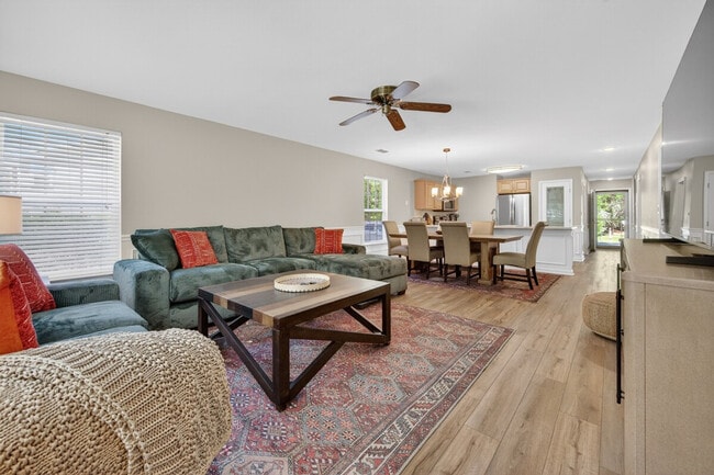 Building Photo - 641 Blue Stem Dr