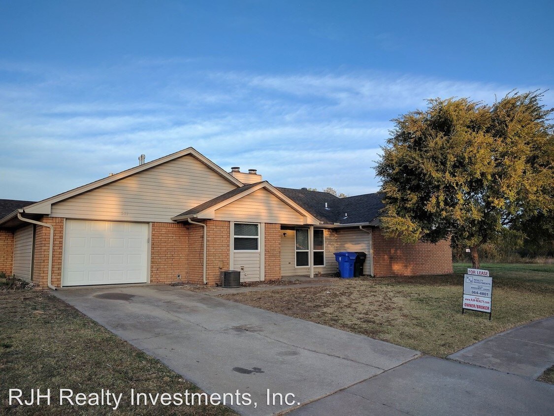 Primary Photo - 211 Skylark Ct