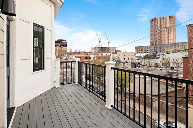 Building Photo - 65 Merriam St