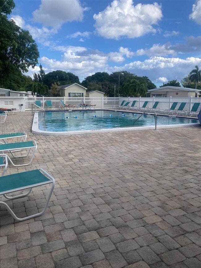 Building Photo - 310 NE 45th Pl