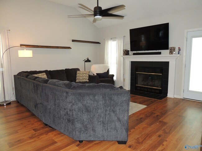 Building Photo - 104 Kestrel Ct SW