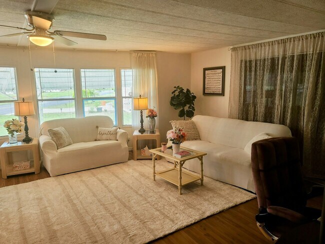 Foto del edificio - 4482 King Theodore Dr