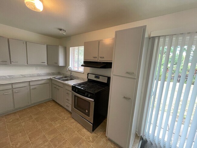 Building Photo - Recently Updated East Boulder Home - 5 bed...