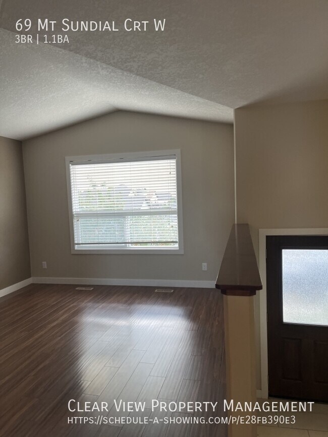 Photo du bâtiment - Sunridge West Side Duplex with Granite Counters!