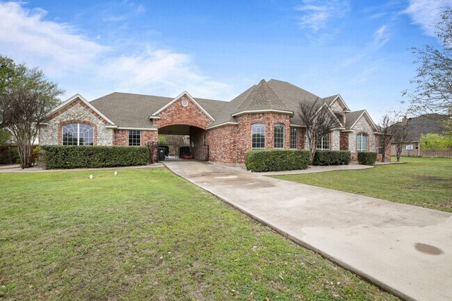 Building Photo - Custom Built Home with POOL