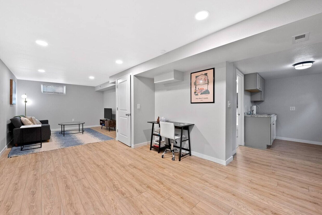 3 Bedroom 2 Bathroom Denver Home with Bonus Downstairs Kitchen - 3 Bedroom 2 Bathroom Denver Home with Bonu...