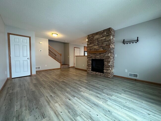 Foto del edificio - 5035 149th St. N. Unit 2