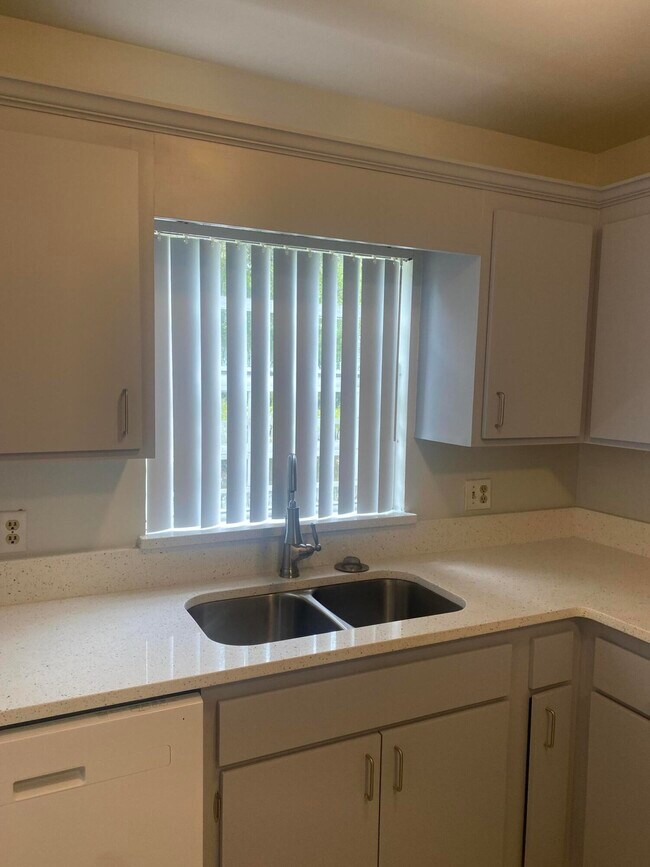 Foto del edificio - 2311 Pinewood Dr NE