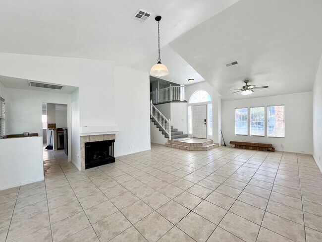 Building Photo - SPACIOUS 3BD/2.5BA HOME IN HENDERSON! W/ L...