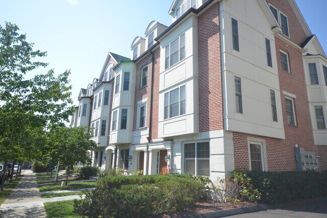 Building Photo - 14 1st St