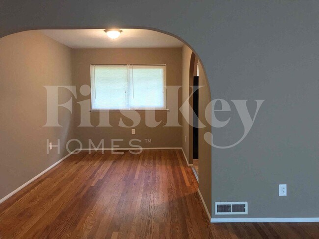 Building Photo - 910 Claver Ln
