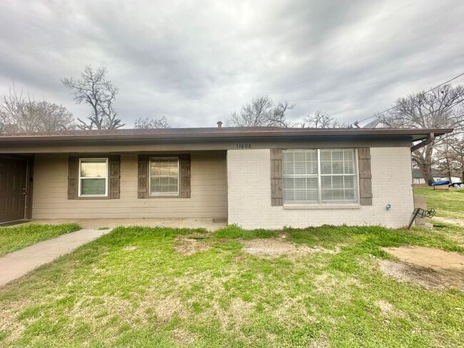 Building Photo - Tour Today! Newly Updated 2 Bedroom 1 Bath...