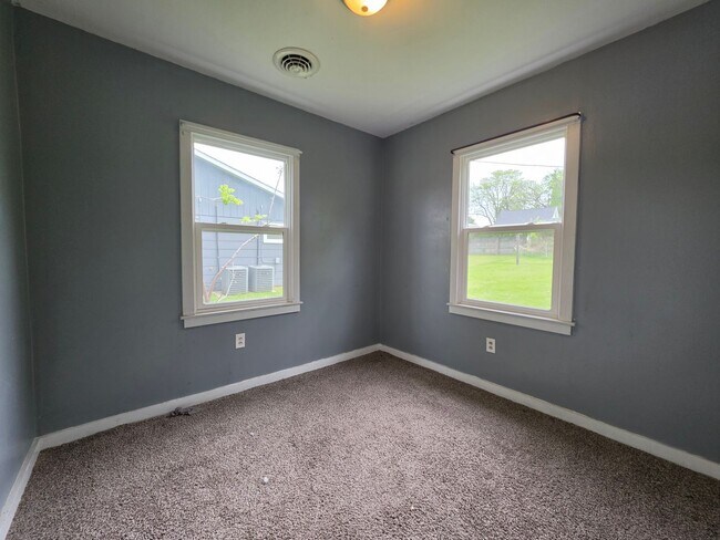 Foto del edificio - 3 bedroom 1 bath house in Marion Near Thomas Park.
