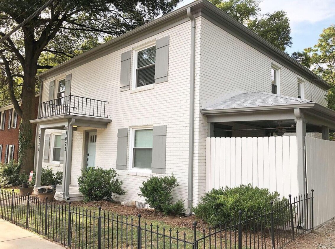 Foto principal - 2023 E Woodlawn Rd
