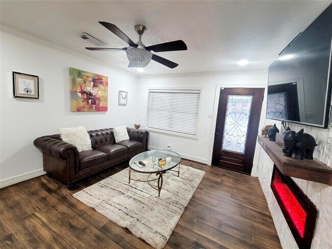 Foto del edificio - 7625 Weyburn St
