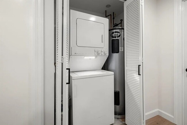 Building Photo - Sunny large 1 bedroom 1 bath condo