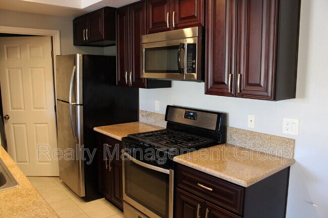 Building Photo - 552 Canyon Dr