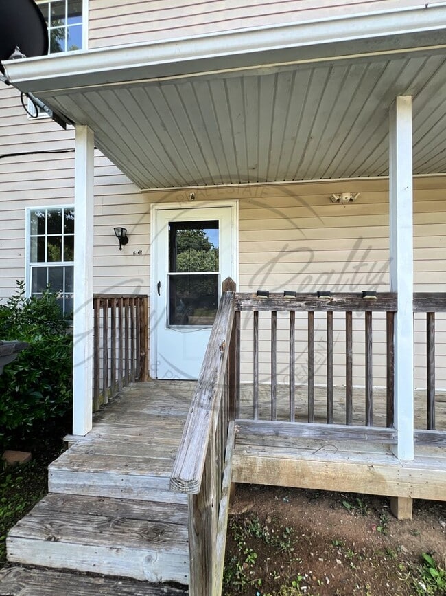 Building Photo - 215 Nowlin Dr