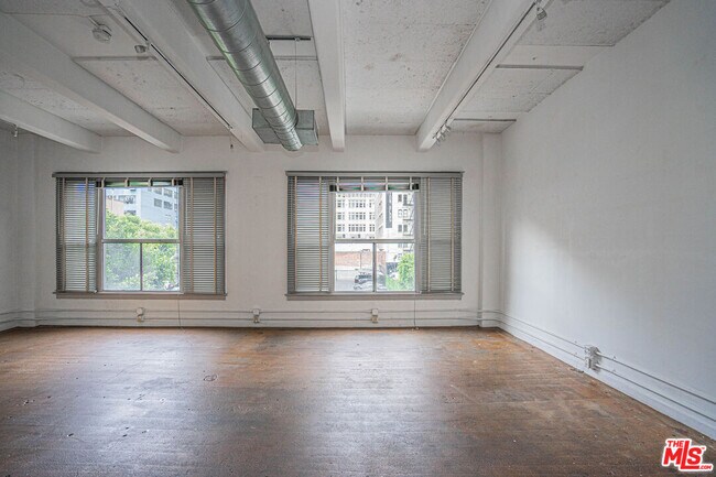 Building Photo - 814 S Spring St