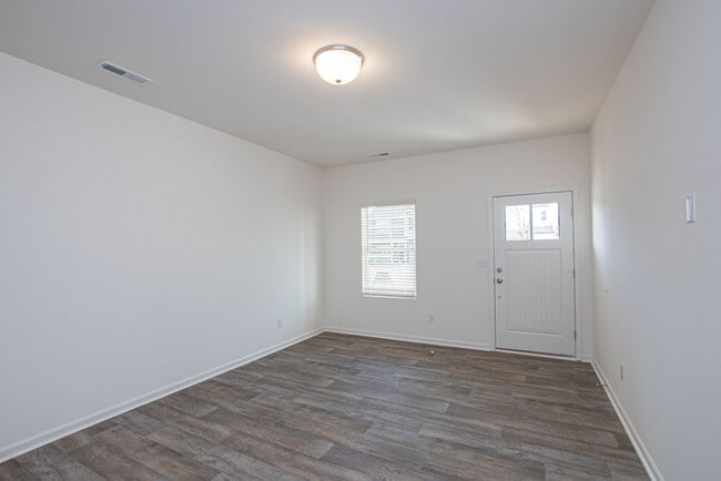 Photo - 3 br 2.5 ba townhome with 1 car garage Rea...