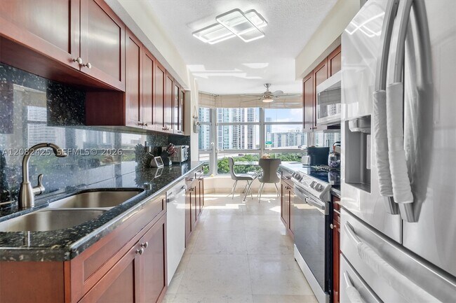 Building Photo - 3500 Mystic Pointe Dr