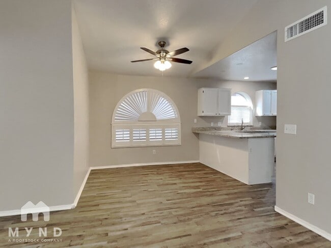 Building Photo - 8027 W Laurel Ln