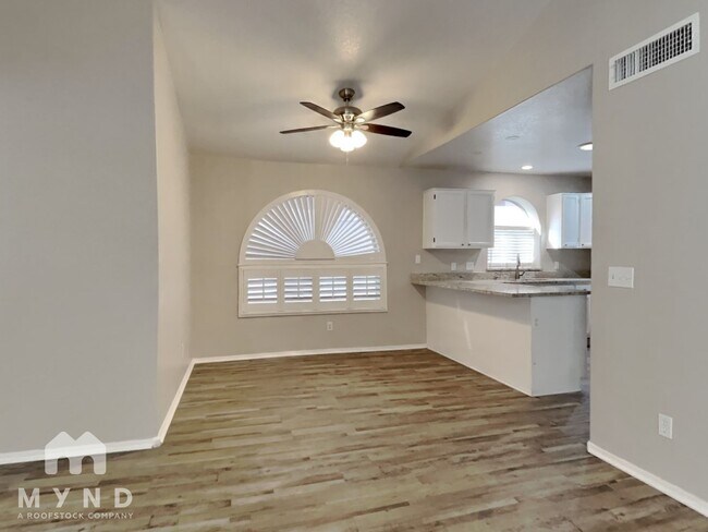 Foto del edificio - 8027 W Laurel Ln