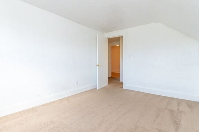 Building Photo - Spacious 3BD/1.5 BA Farmhouse in Maple Hts!