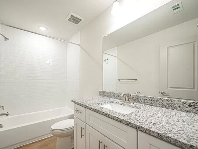 Foto del edificio - 3 Bedroom Townhome in San Antonio