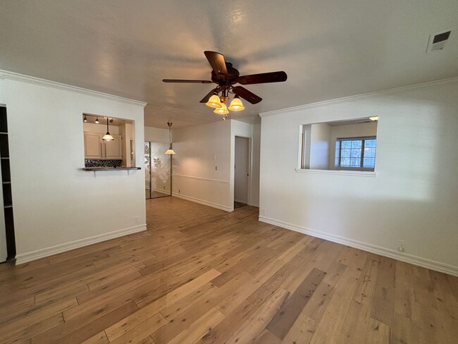 Building Photo - DARLING TOWNHOME FOR RENT!