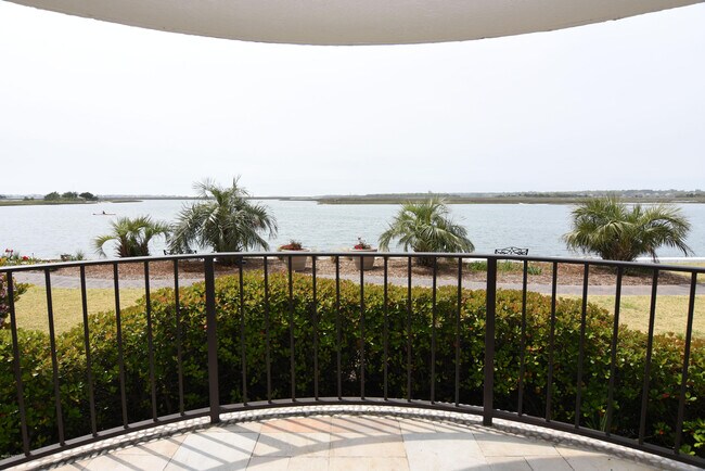 Foto del edificio - 322 Causeway Dr