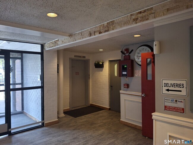 Foto del edificio - 393 Laurel Ave