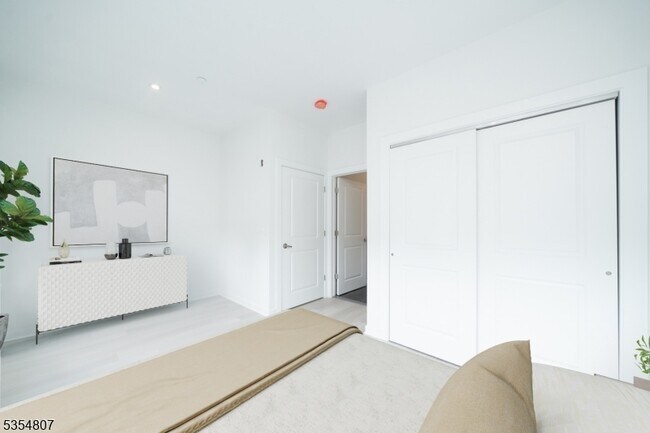 Building Photo - 12 River Rd