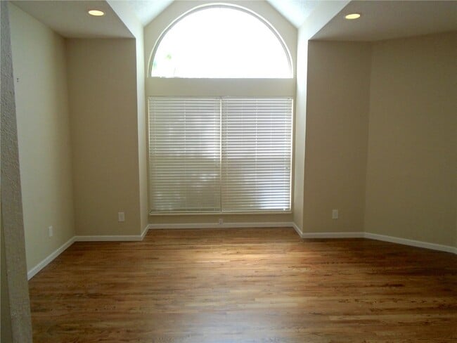 Building Photo - 1109 Peachtree Ct