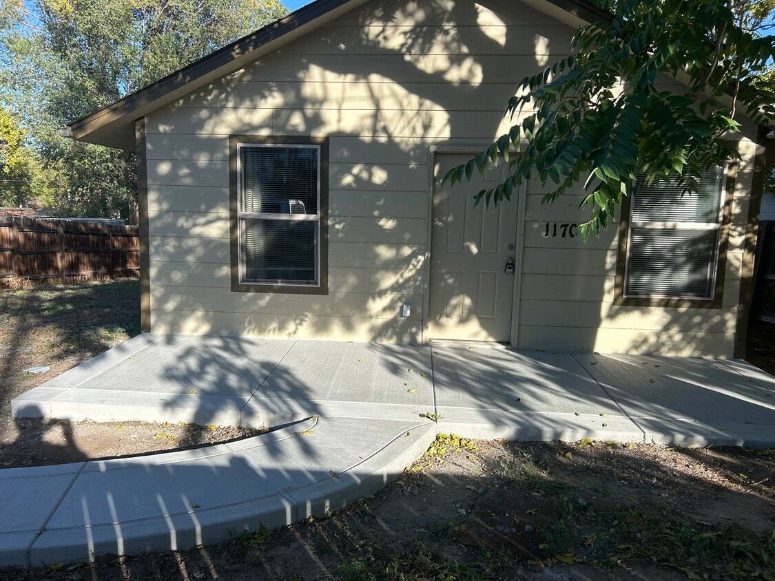 Primary Photo - 1170 S Navajo St