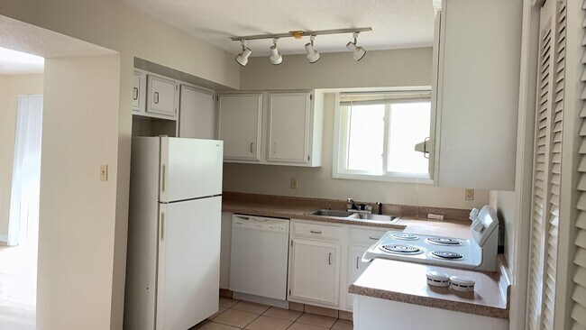 Building Photo - 3Bd/ 2 BA condo at Briarcliffe West