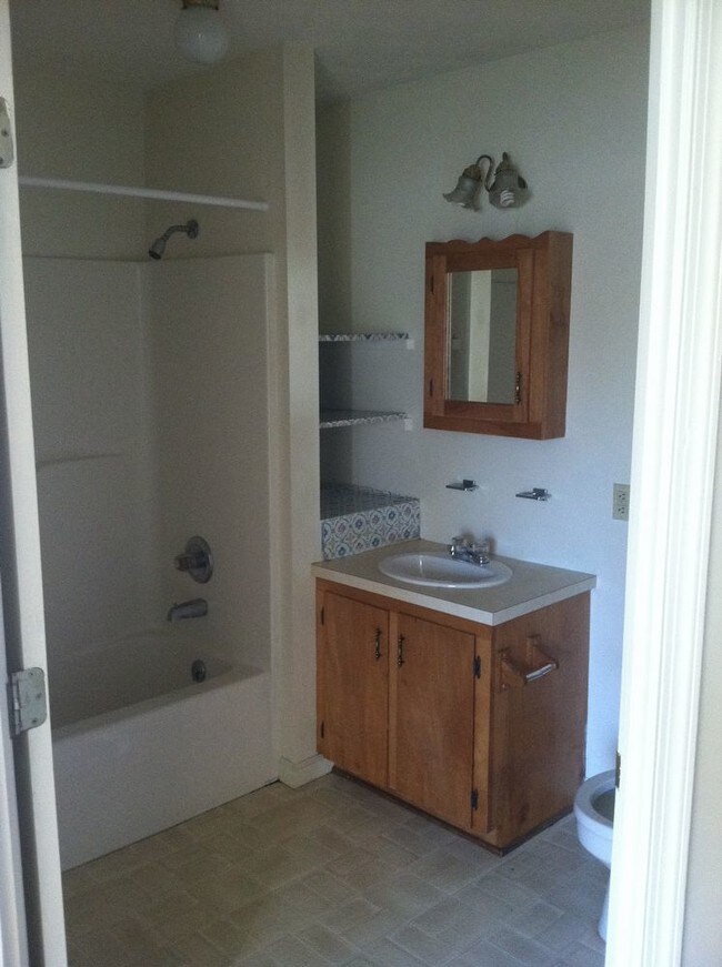 Foto del edificio - 721 Ridgeville Lane  Apt F