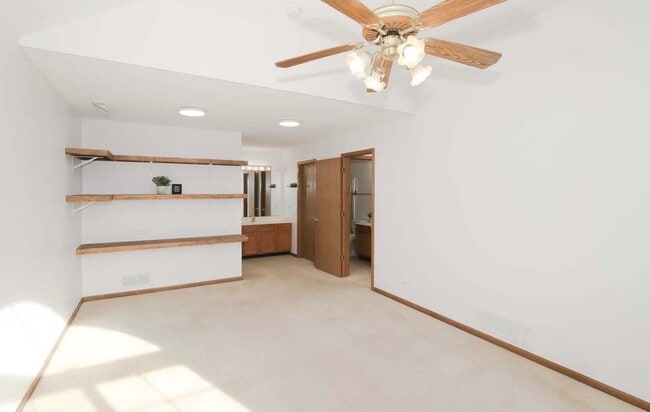 Foto del edificio - 437 Village Creek Dr